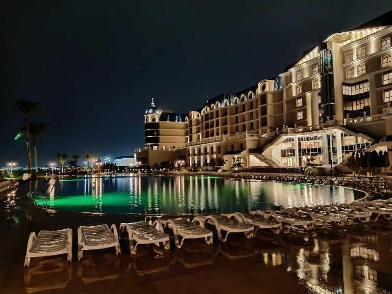 Tolip El Forsan Hotel Ismailia Ngoại thất bức ảnh The hotel at night